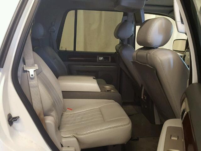 5LMFU28R94LJ39327 - 2004 LINCOLN NAVIGATOR Weiß Foto 6