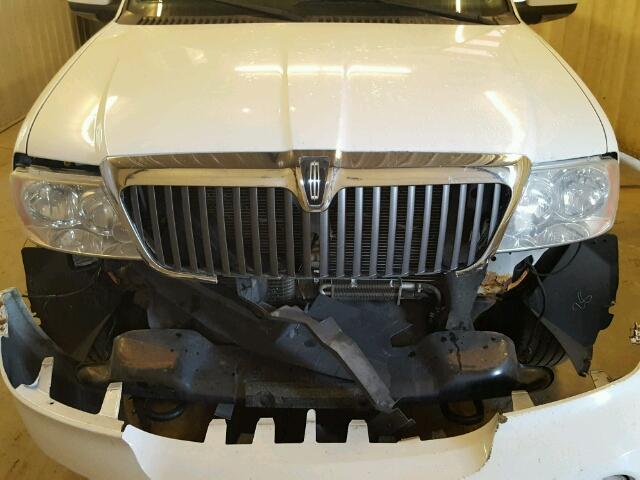 5LMFU28R94LJ39327 - 2004 LINCOLN NAVIGATOR Weiß Foto 9
