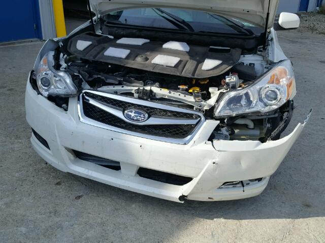 4S3BMBG60B3239925 - 2011 SUBARU LEGACY 2.5 WHITE photo 9