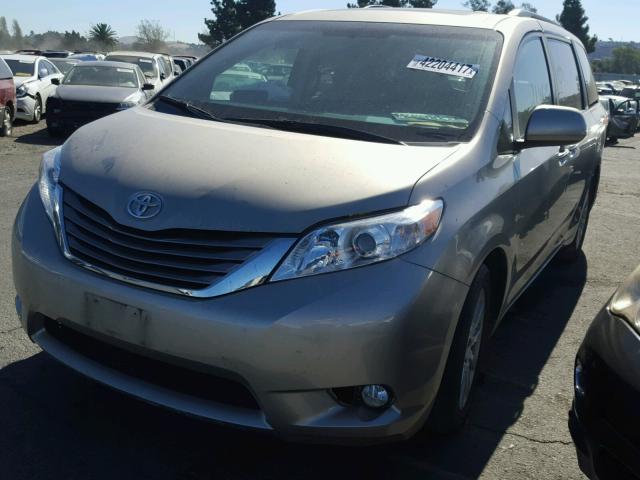 5TDDK3DC1FS103533 - 2015 TOYOTA SIENNA BROWN photo 2