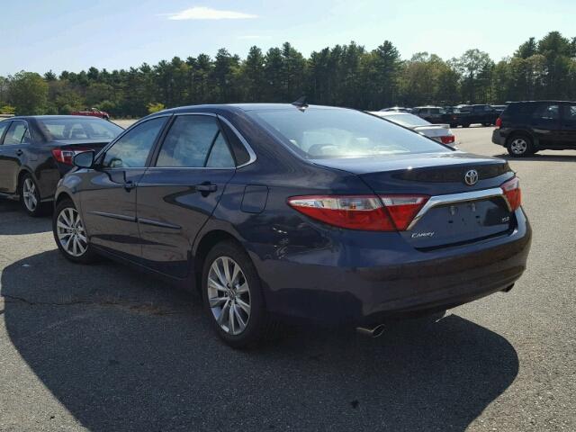 4T1BK1FK5HU584977 - 2017 TOYOTA CAMRY BLUE photo 3