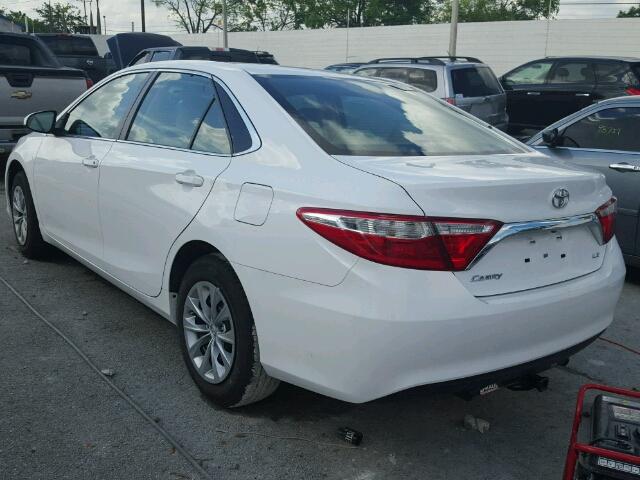 4T1BF1FK7GU137618 - 2016 TOYOTA CAMRY WHITE photo 3