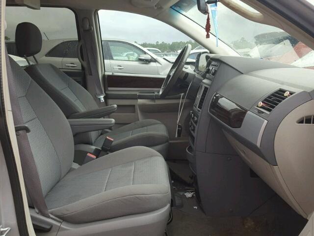 2A4RR5D14AR185149 - 2010 CHRYSLER TOWN & COU SILVER photo 5