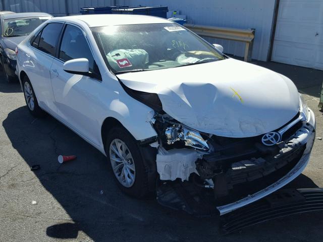 4T1BF1FK9HU636843 - 2017 TOYOTA CAMRY LE თეთრი ფოტო 1