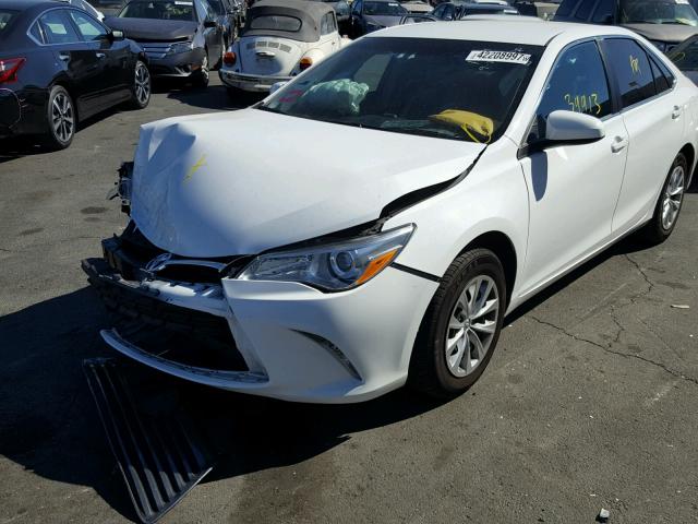 4T1BF1FK9HU636843 - 2017 TOYOTA CAMRY LE თეთრი ფოტო 2