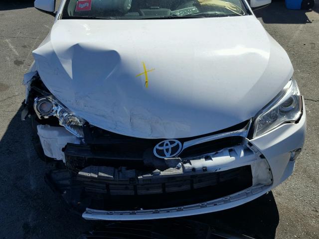 4T1BF1FK9HU636843 - 2017 TOYOTA CAMRY LE თეთრი ფოტო 7