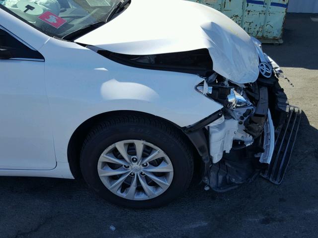 4T1BF1FK9HU636843 - 2017 TOYOTA CAMRY LE თეთრი ფოტო 9