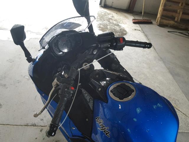 JKAEXEJ19JDA02567 - 2018 KAWASAKI EX650 J ლურჯი ფოტო 5