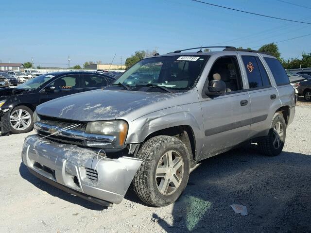 1GNDT13S552145713 - 2005 CHEVROLET TRAILBLAZE SILVER photo 2