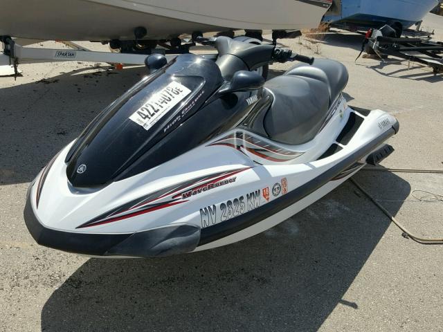 YAMA1833J405 - 2005 YAMAHA WAVERUNNER WHITE photo 2