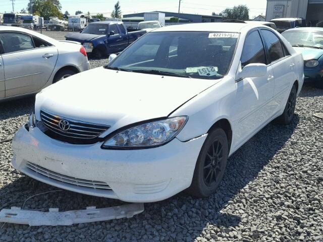 4T1BE32K15U015919 - 2005 TOYOTA CAMRY WHITE photo 2