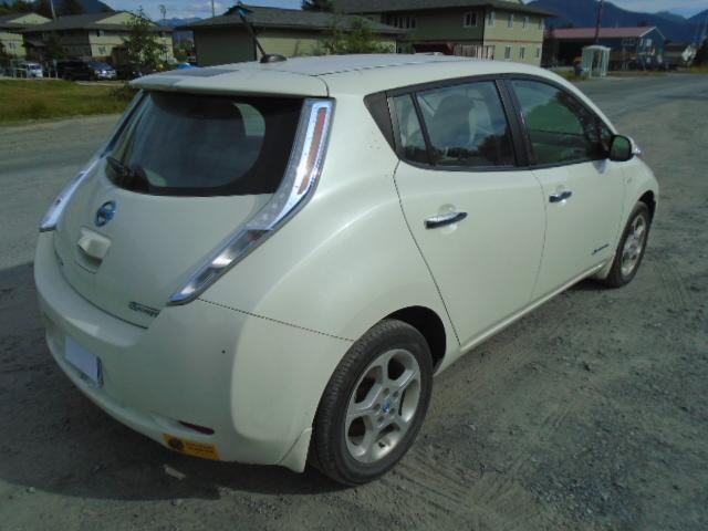 JN1AZ0CP8CT026077 - 2012 NISSAN LEAF SV WHITE photo 4