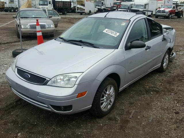 1FAHP36N95W109733 - 2005 FORD FOCUS ZXW SILVER photo 2