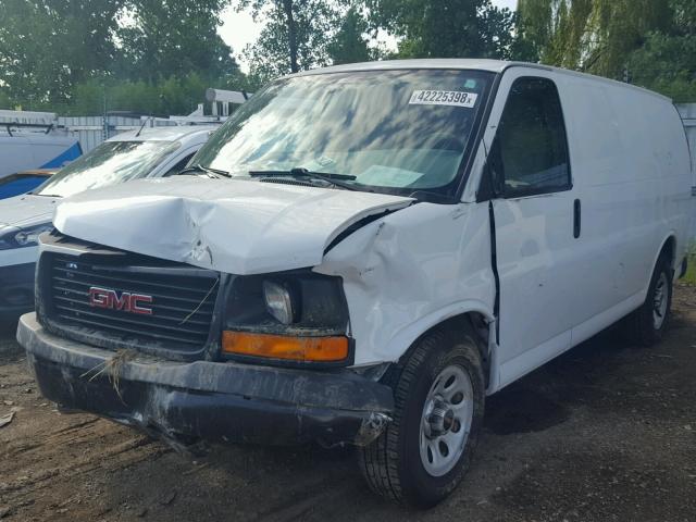 1GTS7AFXXD1127420 - 2013 GMC SAVANA G15 WHITE photo 2