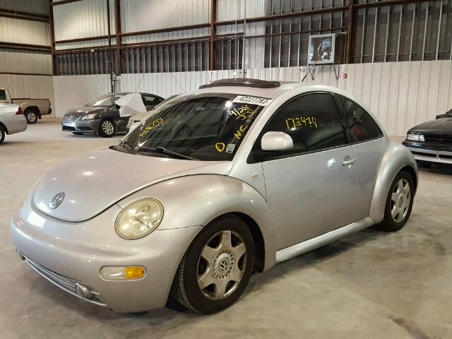 3VWDD21C0YM473865 - 2000 VOLKSWAGEN NEW BEETLE 银色 照片 2