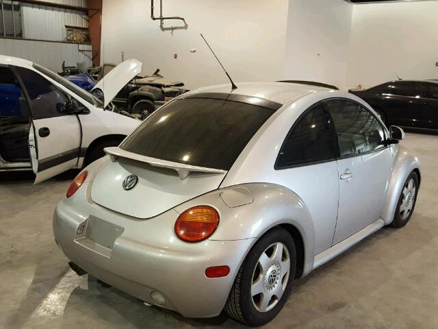 3VWDD21C0YM473865 - 2000 VOLKSWAGEN NEW BEETLE 银色 照片 4