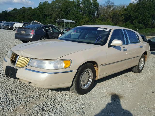 1LNHM85W11Y729299 - 2001 LINCOLN TOWN CAR CREAM photo 2