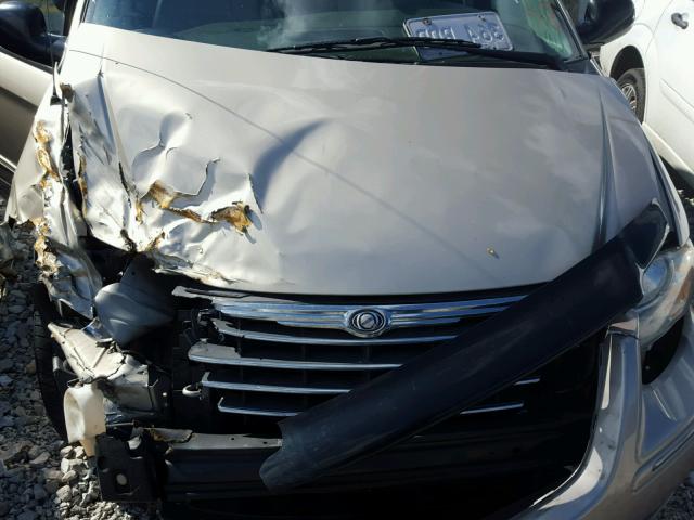 2C4GP54L15R268094 - 2005 CHRYSLER TOWN & COU BEIGE photo 7