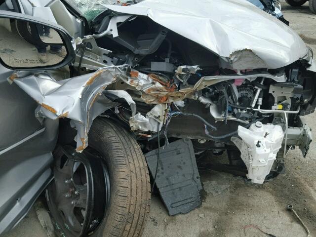 2T3BFREV3HW616265 - 2017 TOYOTA RAV4 LE Gümüş foto 9