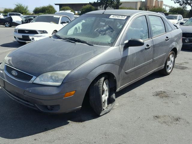 1FAFP34N35W208008 - 2005 FORD FOCUS GRAY photo 2