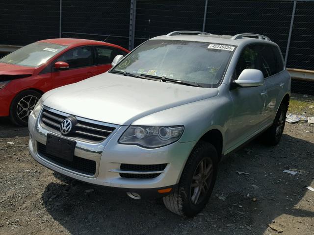 WVGBE77L68D057807 - 2008 VOLKSWAGEN TOUAREG 2 SILVER photo 2