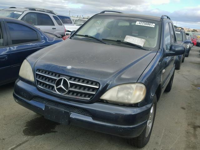 4JGAB54E0YA187551 - 2000 MERCEDES-BENZ ML 320 GRAY photo 2