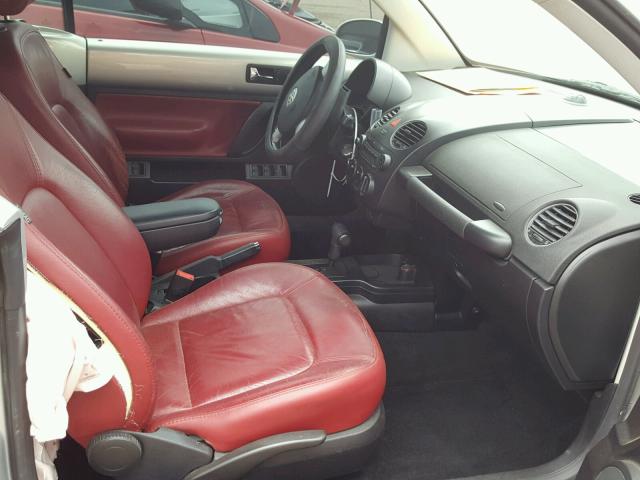 3VWSF31YX9M409840 - 2009 VOLKSWAGEN NEW BEETLE Gümüş foto 5