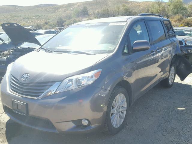 5TDDK3DC0DS070392 - 2013 TOYOTA SIENNA XLE GRAY photo 2