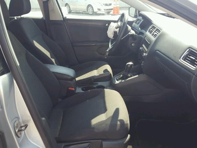 3VW2K7AJ3DM409788 - 2013 VOLKSWAGEN JETTA BASE Արծաթագույն լուսանկար 5