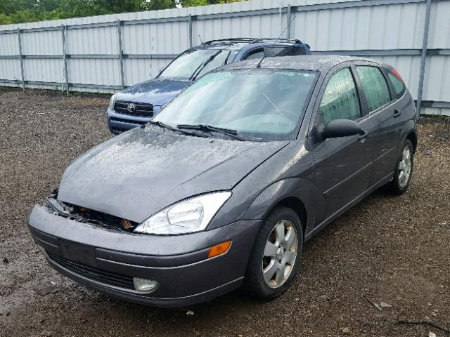 3FAFP37322R110595 - 2002 FORD FOCUS ZX5 GRAY photo 2