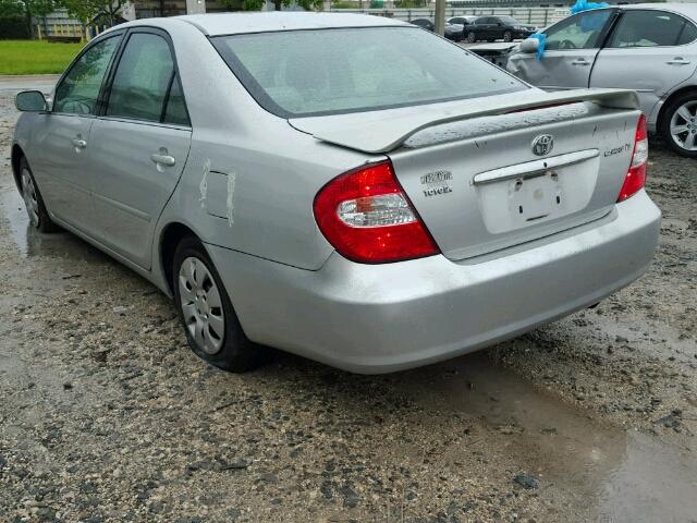 4T1BE32K23U181668 - 2003 TOYOTA CAMRY LE ვერცხლისფერი ფოტო 3