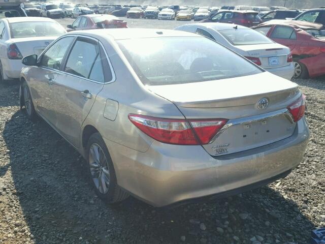 4T1BF1FKXFU083200 - 2015 TOYOTA CAMRY LE 金色 照片 3
