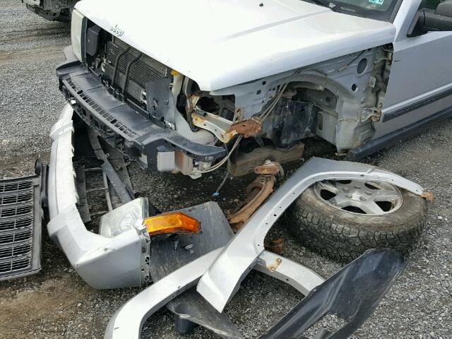 1J8HG48K76C271715 - 2006 JEEP COMMANDER SILVER photo 9