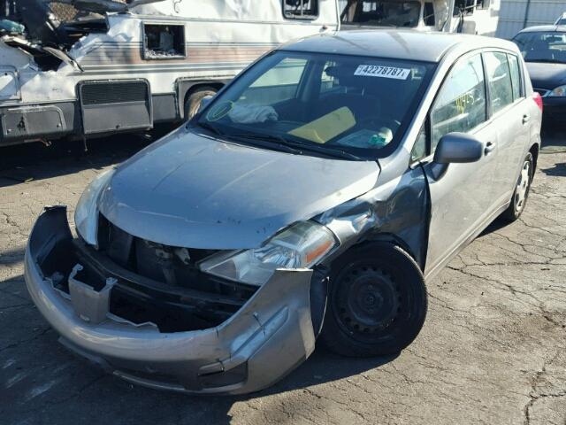 3N1BC13E68L450833 - 2008 NISSAN VERSA SILVER photo 2