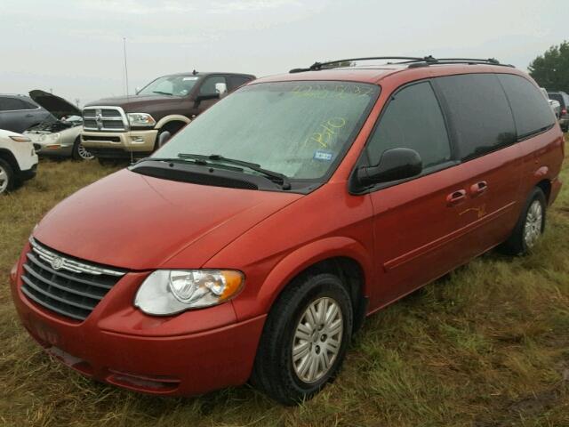 2C4GP44R05R204059 - 2005 CHRYSLER TOWN & COU RED photo 2