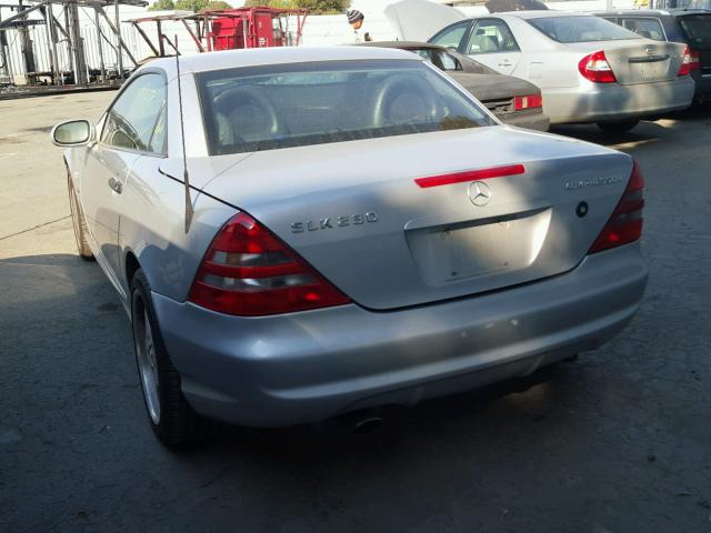 WDBKK47F2XF140819 - 1999 MERCEDES-BENZ SLK 230 KO SILVER photo 3