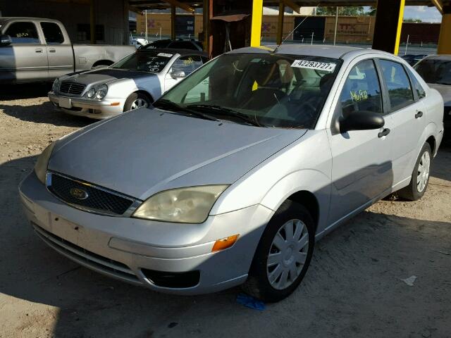 1FAFP34N95W106874 - 2005 FORD FOCUS SILVER photo 2