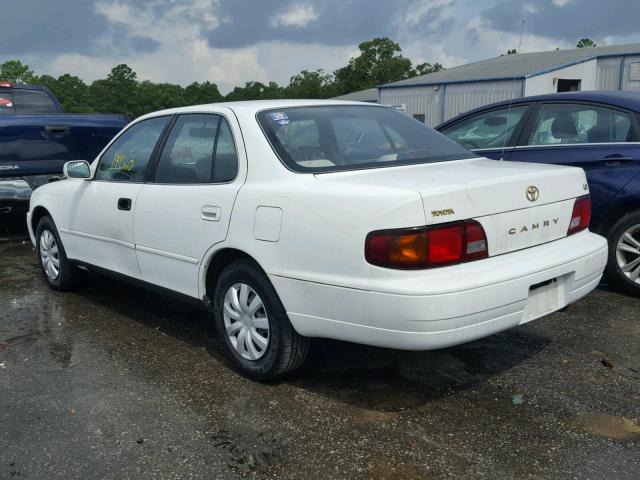 4T1BG12KXTU927590 - 1996 TOYOTA CAMRY DX WHITE photo 3