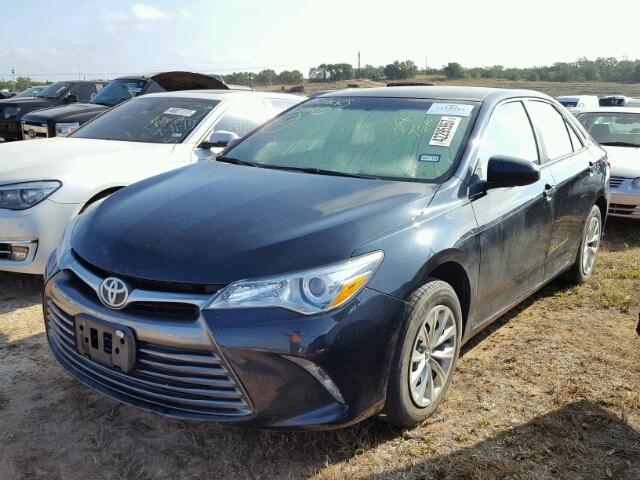 4T4BF1FK0FR463751 - 2015 TOYOTA CAMRY GRAY photo 2