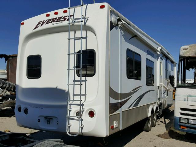 4YDF345219E770210 - 2009 KEYSTONE EVEREST WHITE photo 4