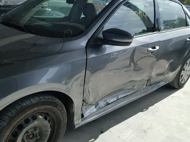 1VWAP7A31DC018557 - 2013 VOLKSWAGEN PASSAT S رمادي صورة 9