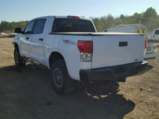 5TFDW5F14BX171518 - 2011 TOYOTA TUNDRA CRE WHITE photo 3