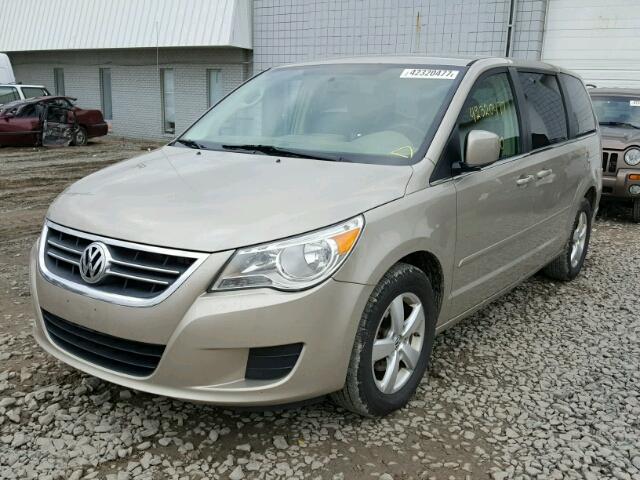 2V8HW34119R578234 - 2009 VOLKSWAGEN ROUTAN TAN photo 2