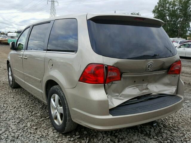 2V8HW34119R578234 - 2009 VOLKSWAGEN ROUTAN TAN photo 3