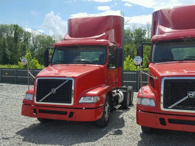 4V4MC9EG3DN131228 - 2013 VOLVO VN VNM RED photo 2