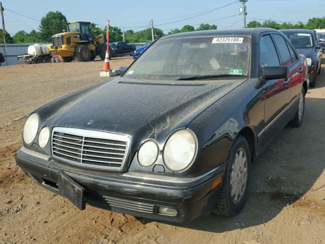 WDBJF65H7XA737963 - 1999 MERCEDES-BENZ E 320 BLACK photo 2