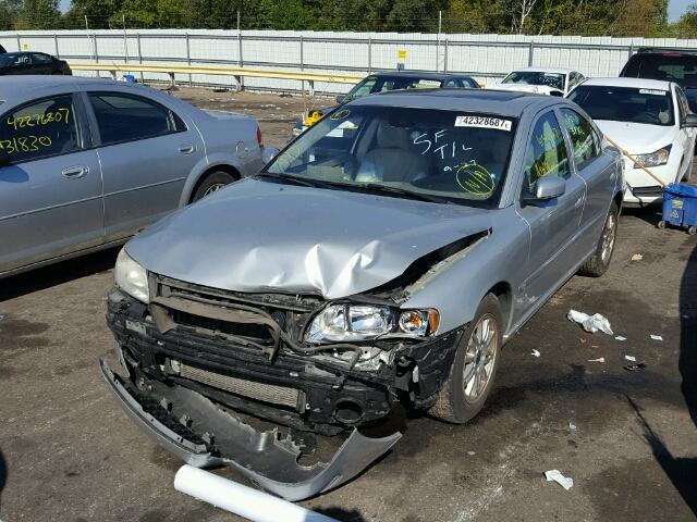 YV1RS640252475136 - 2005 VOLVO S60 SILVER photo 2