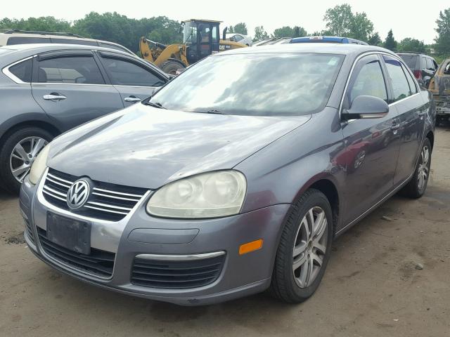 3VWSF71K35M643170 - 2005 VOLKSWAGEN NEW JETTA GRAY photo 2