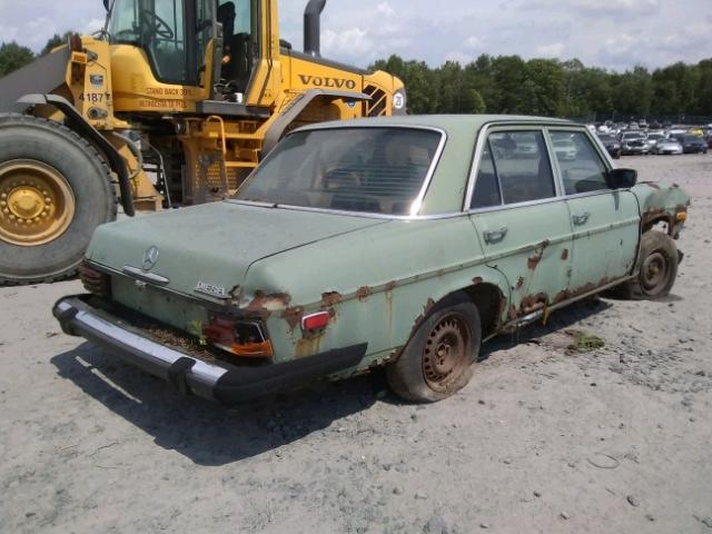 11511710057291 - 1975 MERCEDES-BENZ 240D GREEN photo 4