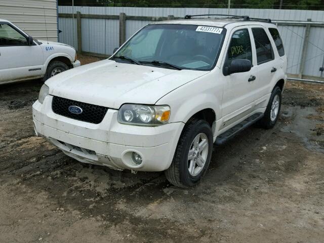 1FMYU96H85KC53356 - 2005 FORD ESCAPE WHITE photo 2